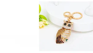 Détail du porte-clés hibou avec strass étincelants et finition en alliage doré