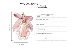 Détail du porte-clés nœud en satin rose avec perles et pompons, taille 14,5x8,5 cm