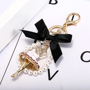 Porte-clés ballerine élégant avec strass roses, perles blanches et nœud en satin noir
