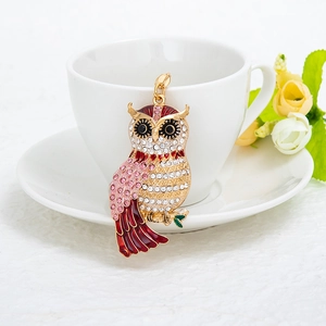 Porte-clés chouette élégant avec strass colorés et plaquage or sur une tasse de café