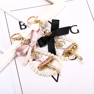 Porte-clés ballerine élégant avec strass roses, nœud en soie et perles blanches