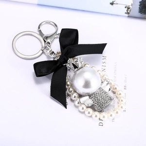 Eleganter Engel Perlen Schlüsselanhänger mit schwarzer Schleife und Strass Krone