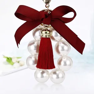 Porte-clés Exquis avec Nœud en Satin Künstliche Perle et Pompon pour Femme Pendentif de Sac en Alliage de Zinc de Luxe Bijoux Cadeau