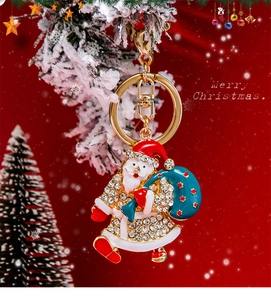 Dettaglio ravvicinato di un portachiavi a Babbo Natale con strass e placcatura in oro