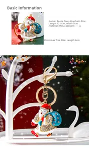 Dettaglio del portachiavi Babbo Natale da 12,5cm con strass e smalto lucido