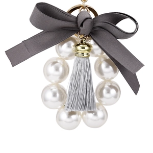 Porte-clés élégant avec nœud en soie grise, grandes perles blanches et pompon gris chic