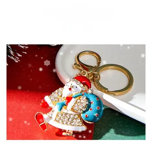 Dettaglio del portachiavi di Babbo Natale con strass brillanti e smalto colorato