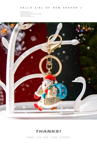 Dettaglio del portachiavi Babbo Natale con smalto colorato e strass di cristallo lucidi