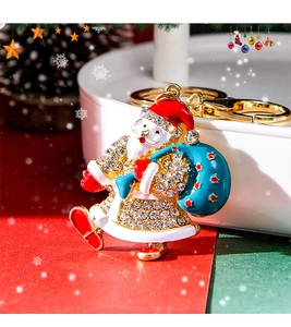 Dettaglio ravvicinato di un portachiavi a forma di Babbo Natale con smalto e strass