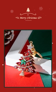 Dettaglio del portachiavi a forma di albero di Natale in smalto rosso con strass colorati
