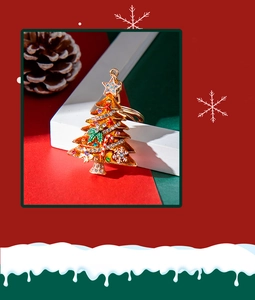 Dettaglio del portachiavi a forma di albero di Natale con strass e finitura dorata
