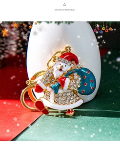 Dettaglio portachiavi Babbo Natale con strass incastonati e smalto rosso artigianale