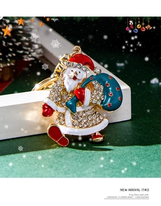 Dettaglio del portachiavi Babbo Natale con strass intarsiati e finitura smaltata