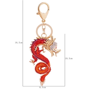 Vue détaillée du porte-clés dragon rouge avec cristaux et dimensions marquées