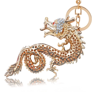 Vue détaillée d'un porte-clés dragon doré orné de strass blancs et yeux en rubis