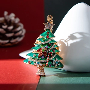 Portachiavi natalizio a forma di albero con smalto verde e strass colorati vivaci