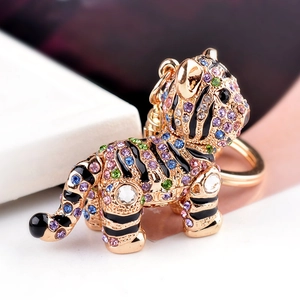 Macro d'un porte-clés tigre aux cristaux colorés et détails en métal doré