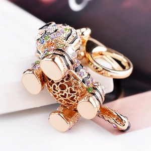 Gros plan d'un porte-clés tigre doré avec strass multicolores et découpe en forme de cœur