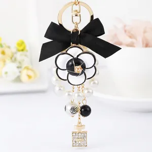 Elegant Camellia Flower Bowknot Artificial Pearl Keychain For Women Luxury Alloy Rhinestone Perfume Bottle Pendant Bag Charm Accessory