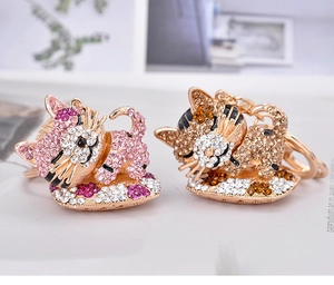 Détail macro du porte-clés chat endormi avec strass brillants et anneau métallique