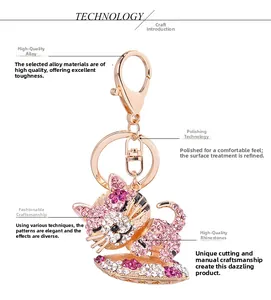 Gros plan d'un porte-clés chat avec strass roses et blancs et un fermoir doré brillant