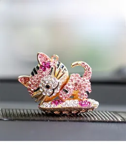 Gros plan d'un pendentif chaton orné de strass roses et blancs avec finition dorée