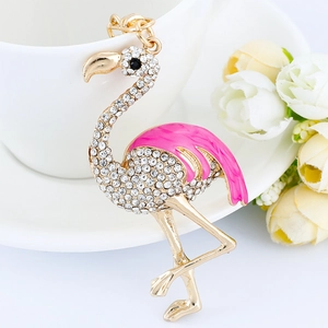 Porte-clés flamant rose étincelant avec cristaux et émail sur le bord d'une tasse