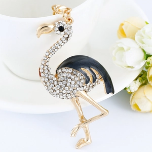 Porte-clés flamant rose avec strass blancs et émail noir sur une base en alliage doré