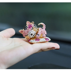 Gros plan d'un pendentif porte-clés chat fait main avec strass roses et blancs en main