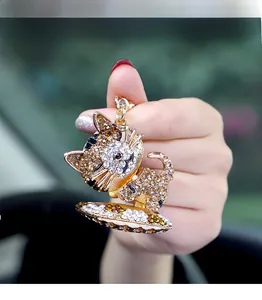 Détail du porte-clés chaton endormi avec strass brillants et fermoir doré