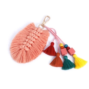 Portachiavi boho a strati con foglie intrecciate arancione corallo e perline di legno