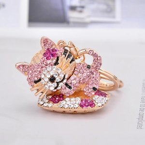 Porte-clés chat endormi avec strass roses et anneau en métal couleur or rose