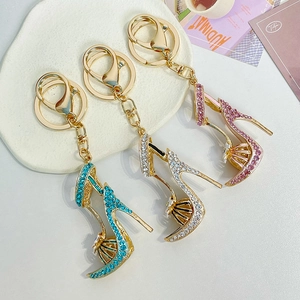 Modische High-Heel-Schlüsselanhänger mit Strass und Blumendetails für Damentaschen