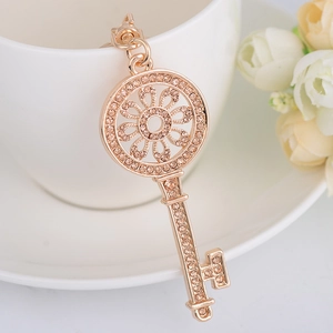 Porte-clés en alliage de zinc or rose avec strass sur une tasse de café