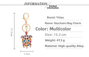 Dettaglio portachiavi a tartaruga con dimensioni 13,2x4,8cm e strass colorati brillanti