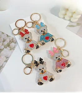 Détail de quatre porte-clés ours en cristal avec nœuds colorés et accents de cœur rouge