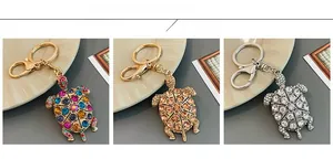 Dettaglio dei portachiavi a forma di tartaruga con strass in oro e argento lucido