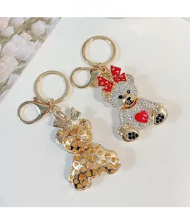 Détail recto verso du porte-clés ours en cristal avec découpe en forme de cœur
