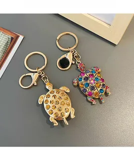 Dettaglio del portachiavi a tartaruga con strass colorati e retro dorato a nido d'ape