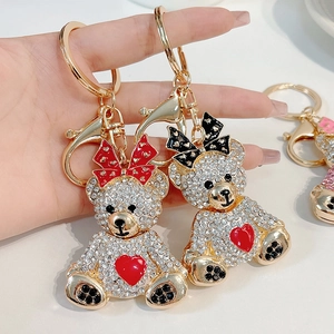 Porte-clés ours en cristal étincelant avec cœur rouge et nœud papillon décoratif