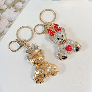 Porte-clés ours avec strass et motif de cœur évidé en métal doré brillant