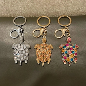 Tre portachiavi a forma di tartaruga colorati con strass di cristallo e chiusura a moschettone