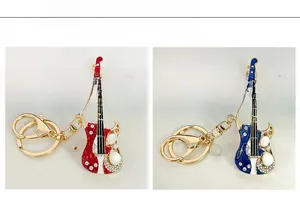 Détail de porte-clés guitare rouge et bleu avec strass incrustés et accents de perles