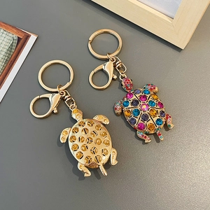 Portachiavi tartaruga con strass colorati in lega dorata e chiusura a moschettone