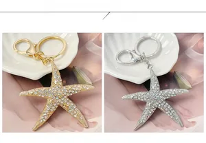 Détail des porte-clés étoile de mer sertis de cristaux en finition or et argent sur plateau