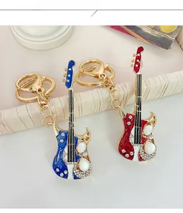 Détails de porte-clés guitare en émail bleu et rouge avec strass et perles
