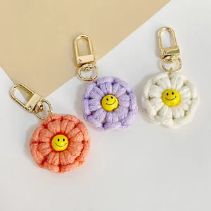 Handmade Crochet Flower Smiley Keychain Cute Yarn Bag Charm Fashion Floral Knit Key Ring Accessory For Bag Decoration