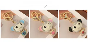 Dettaglio dei portachiavi a forma di scimmia con strass in blu, rosa e rosso