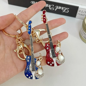 Porte-clés guitare électrique créatifs avec finition émail et accents de cristal brillant