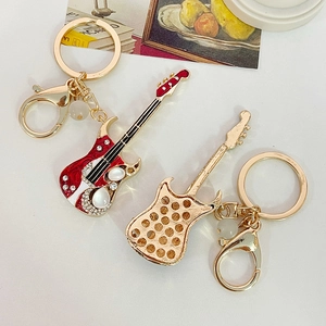 Porte-clés guitare électrique avec incrustation marbre rouge et strass brillants
